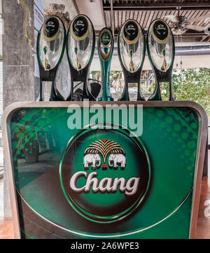 Ko Samui, Thailand - 18. März 2019: Nahaufnahme von grüne Leiste tippen - Installation mit mehreren Griffe für Chang Bier und seine Elefanten Logo. Stockfoto