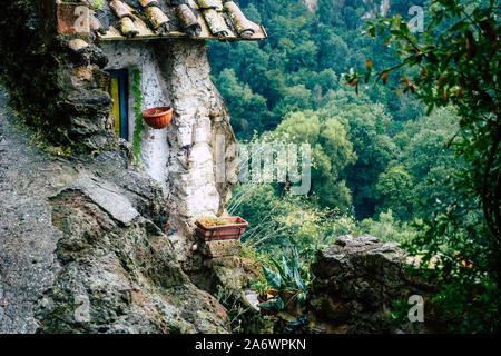 Calcata Italien September 22, 2019 Blick auf die Straße unter dem Regen im mittelalterlichen Dorf von Calcata in der Nähe von Rom am Nachmittag Stockfoto