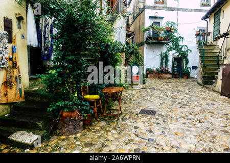 Calcata Italien September 22, 2019 Blick auf die Straße unter dem Regen im mittelalterlichen Dorf von Calcata in der Nähe von Rom am Nachmittag Stockfoto