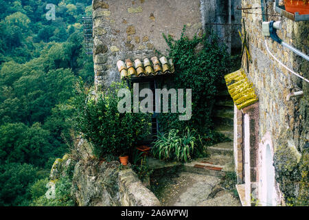 Calcata Italien September 22, 2019 Blick auf die Straße unter dem Regen im mittelalterlichen Dorf von Calcata in der Nähe von Rom am Nachmittag Stockfoto