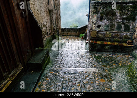 Calcata Italien September 22, 2019 Blick auf die Straße unter dem Regen im mittelalterlichen Dorf von Calcata in der Nähe von Rom am Nachmittag Stockfoto