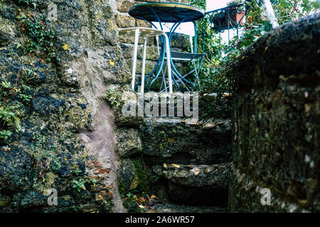 Calcata Italien September 22, 2019 Blick auf die Straße unter dem Regen im mittelalterlichen Dorf von Calcata in der Nähe von Rom am Nachmittag Stockfoto