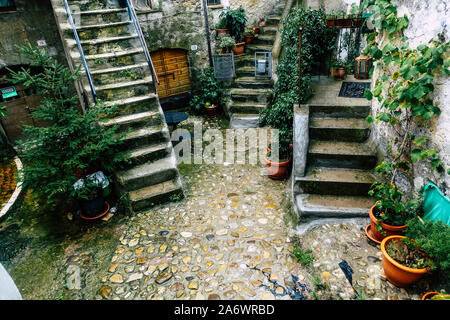 Calcata Italien September 22, 2019 Blick auf die Straße unter dem Regen im mittelalterlichen Dorf von Calcata in der Nähe von Rom am Nachmittag Stockfoto
