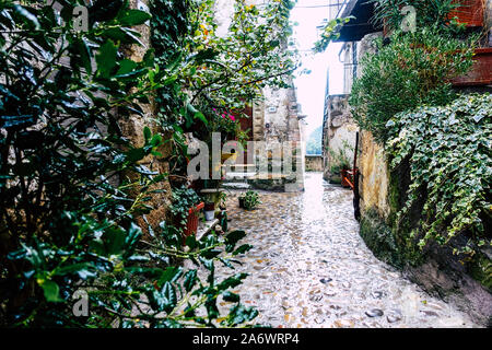 Calcata Italien September 22, 2019 Blick auf die Straße unter dem Regen im mittelalterlichen Dorf von Calcata in der Nähe von Rom am Nachmittag Stockfoto