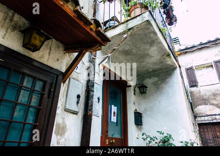 Calcata Italien September 22, 2019 Blick auf die Straße unter dem Regen im mittelalterlichen Dorf von Calcata in der Nähe von Rom am Nachmittag Stockfoto