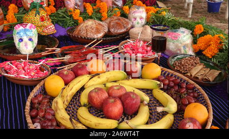 Tag der Toten Altar (OFRENDA) mit Essen, Süßigkeiten, Zucker Schädel und Ringelblumen. Stockfoto