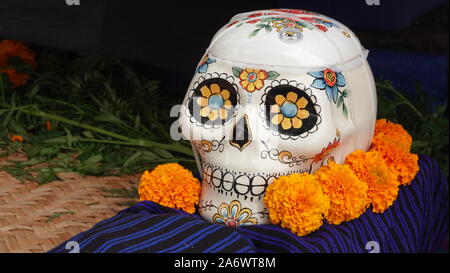 Zucker Schädel und Ringelblumen sind ein integraler Bestandteil der Tag der Toten Altar zeigt Stockfoto