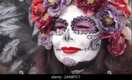 Wunderschöne Sugar Skull (catrina) Make-up auf eine Frau die Teilnahme an Dia de los Muertos Veranstaltung an der Mission San Luis Rey. Stockfoto