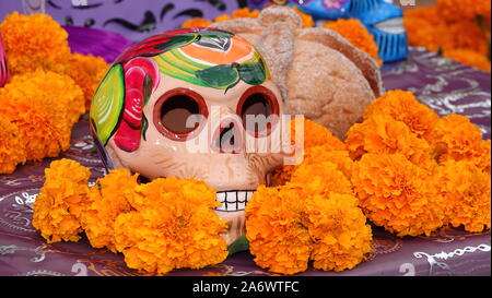 Sugar Skull, Ringelblumen und Pan de Muerto in einem Tag der Toten altar Display (OFRENDA) Stockfoto