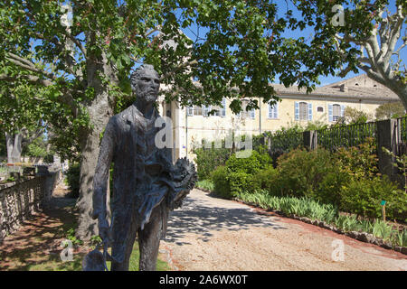 Statue von Van Gogh am Eingang von Saint-Paul-de-Mausole sanitorium an St-Remy-de-Provence, Bouches du Rhône, Frankreich Stockfoto