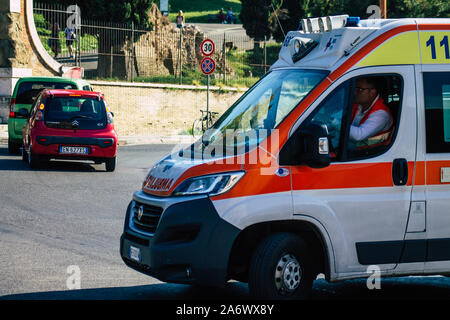 Rom, Italien, 29. September, 2019 Ansicht eines italienischen Krankenwagen durch die Straßen von Rom in den Morgen fahren Stockfoto