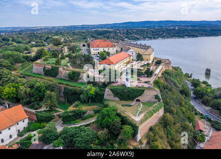 Antenne Panorama Sicht auf die Festung Petrovaradin trdava über der Donau gegenüber von Novi Sad Serbien mit schönen blauen Himmel Stockfoto