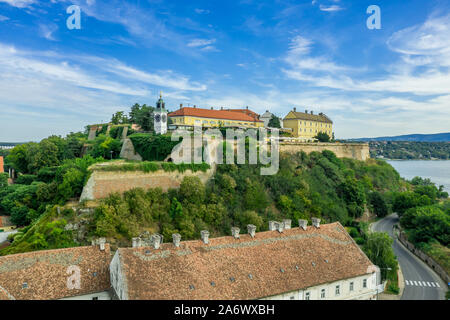 Antenne Panorama Sicht auf die Festung Petrovaradin trdava über der Donau gegenüber von Novi Sad Serbien mit schönen blauen Himmel Stockfoto