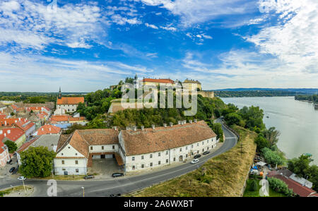 Antenne Panorama Sicht auf die Festung Petrovaradin trdava über der Donau gegenüber von Novi Sad Serbien mit schönen blauen Himmel Stockfoto