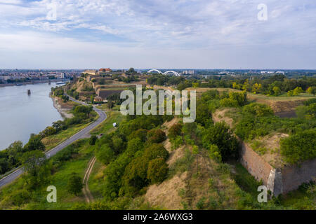 Antenne Panorama Sicht auf die Festung Petrovaradin trdava über der Donau gegenüber von Novi Sad Serbien mit schönen blauen Himmel Stockfoto