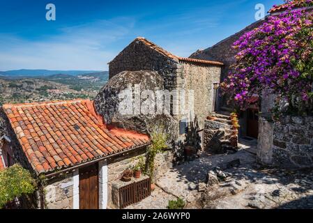 Das Bergdorf von Monsanto, Portugal. Stockfoto