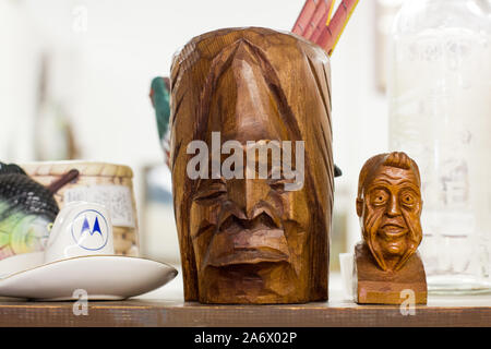 Thorp, Washington/USA - 12. August 2018: Unique Wood carving Kopf Zahlen in ein Antiquitätengeschäft und Obst stehen außerhalb von Ellensburg, Washington. Stockfoto