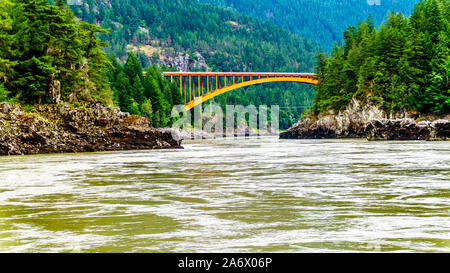 Der Bogen Stahlkonstruktion des Alexandra Brücke auf dem Trans Canada Highway, wie er durchquert den Fraser River zwischen Spuzzum und Hell's Gate in BC Stockfoto