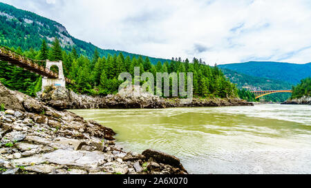 Die mächtigen Fraser River, mit der historischen Stahlkonstruktion des Alexandra Brücke auf dem Trans Canada Highway in der Ferne in BC, Kanada Stockfoto