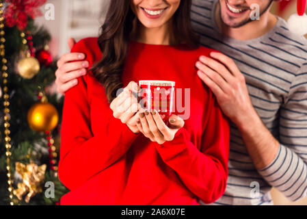 Frohe Weihnachten. Junges Paar feiert Weihnachten zu Hause Stockfoto