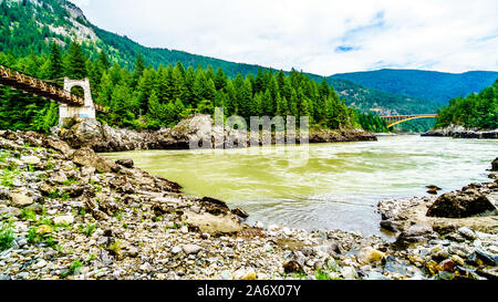 Die historische Alexandra Brücke über den Fraser River, mit der Stahlkonstruktion des neuen Alexandra Brücke auf dem Trans Canada Highway in BC, Kanada Stockfoto