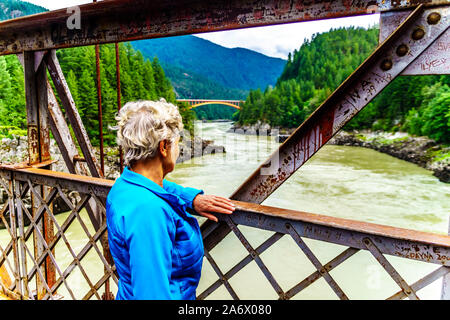 Der Fraser River von der historischen Zweiten Alexandra Brücke zwischen Spuzzum und Hell's Gate entlang des Trans Canada Highway in British Columbia, Kanada Stockfoto