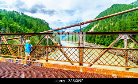 Der Fraser River von der historischen Zweiten Alexandra Brücke zwischen Spuzzum und Hell's Gate entlang des Trans Canada Highway in British Columbia, Kanada Stockfoto