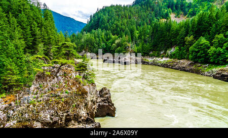 Die zerklüftete Küstenlinie mit großen Felsformationen entlang der mächtigen Fraser River auf der Website der Historischen zweiten Alexandra Brücke in BC, Kanada Stockfoto