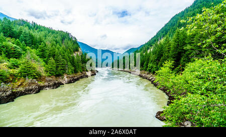 Die mächtigen Fraser River nach Norden von der historischen Zweiten Alexandra Brücke zwischen Spuzzum und Hell's Gate entlang des Trans Canada Highway in BC Stockfoto