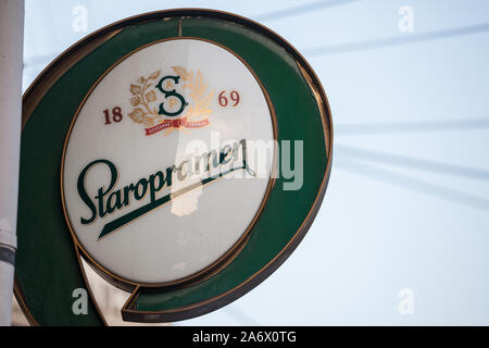 Belgrad, SERBIEN - September 29, 2019: Staropramen Logo vor einem Händler vor Ort bar in Belgrad. Staropramen ist eine tschechische Marke von Licht Lagerbier Stockfoto