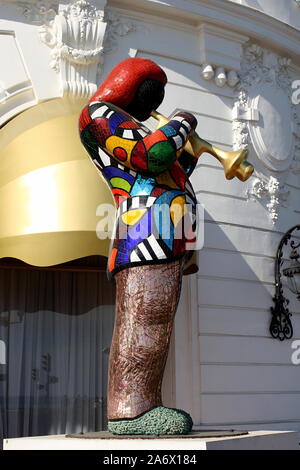 Miles Davis Statue von Niki De Saint Phalle vor dem Hotel Negresco an der Promenade des Anglais in Nizza direkt am Meer, Frankreich Stockfoto