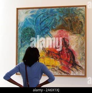 Ein Besucher ein Bild von Marc Chagall in der Marc Chagall Museum, Nizza, Frankreich Stockfoto