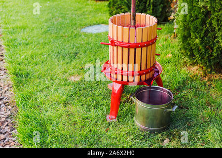 Kelter, Brecher. Weinlese. Spezielle Ausrüstung für die Erzeugung von Wein, winemakingoutdoors mit kopieren. Konzept des Handwerks Stockfoto