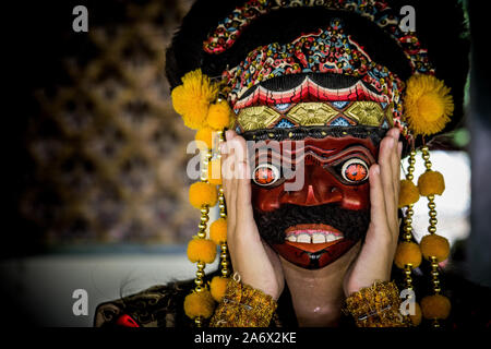 In der Nähe der traditionellen Tänzer Tari Topeng oder Maske Tanz aus Java Indonesien Stockfoto