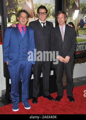 LOS ANGELES, Ca. Oktober 23, 2013: Regisseur Jeff Tremaine (links), Johnny Knoxville & Spike Jonze bei der Premiere ihres Films 'Esel präsentiert: Schlecht Opa' an der TCL Chinese Theater, Hollywood. © 2013 Paul Smith/Featureflash Stockfoto