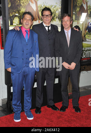 LOS ANGELES, Ca. Oktober 23, 2013: Regisseur Jeff Tremaine (links), Johnny Knoxville & Spike Jonze bei der Premiere ihres Films 'Esel präsentiert: Schlecht Opa' an der TCL Chinese Theater, Hollywood. © 2013 Paul Smith/Featureflash Stockfoto