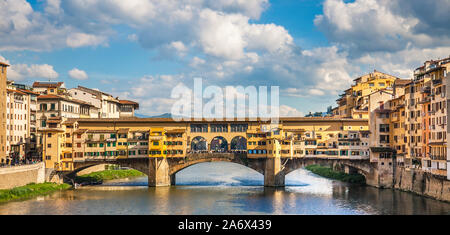 Blick auf den Ponte Vecchio in Florenz Toskana Italien Stockfoto