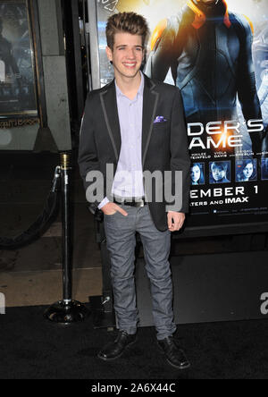 LOS ANGELES, Ca. Oktober 28, 2013: Brandon Tyler Russell an der Los Angeles Premiere von "Ender's Game" an der TCL Chinese Theater. © 2013 Paul Smith/Featureflash Stockfoto