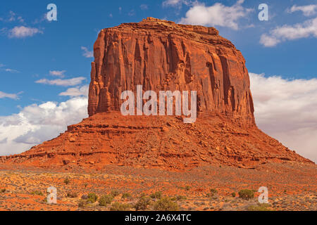 Imposante Merrick Butte in der Wüste im Monument Valley Tribal Park in Arizona Stockfoto