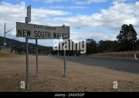 Beschilderungen für die Grenze zwischen Queensland und New South Wales in der Nähe von Killarney Stockfoto