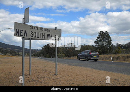 Beschilderungen für die Grenze zwischen Queensland und New South Wales in der Nähe von Killarney Stockfoto