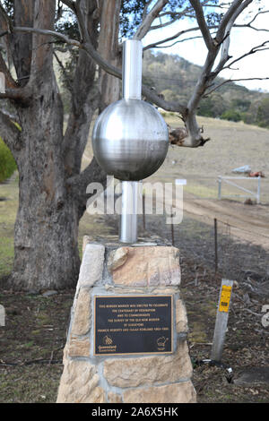 Denkmal an der Grenze zwischen Queensland und New South Wales in der Nähe von Killarney, ehrt Vermessungsingenieure Francis Roberts und Jesaja Rowland Stockfoto