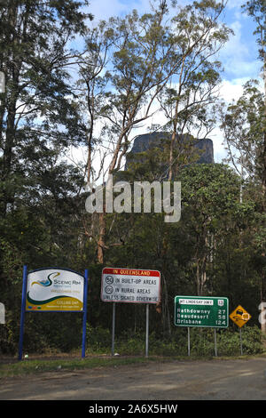 Beschilderungen für die Grenze zwischen Queensland und New South Wales in der Nähe von Mount Lindsey, die durch die Bäume gesehen Stockfoto