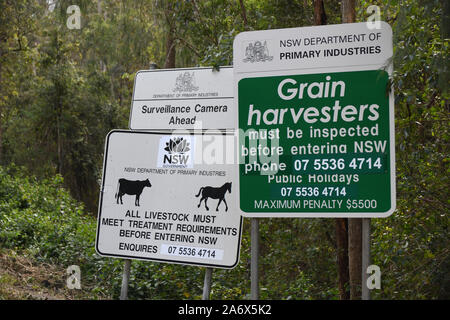 Beschilderungen für die Grenze zwischen Queensland und New South Wales in der Nähe von Mt Lindsey warnt vor landwirtschaftlichen Verordnungen in New South Wales Stockfoto