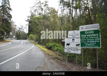 Beschilderungen für die Grenze zwischen Queensland und New South Wales in der Nähe von Mt Lindsey warnt vor landwirtschaftlichen Verordnungen in New South Wales Stockfoto