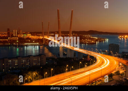 Sonnenuntergang über Wladiwostok und Blick auf die Goldene Brücke, Russland. Stockfoto