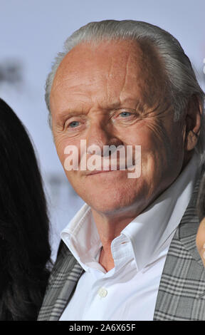 LOS ANGELES, Ca - 4. NOVEMBER 2013: Sir Anthony Hopkins an der US Premiere seines Films 'Thor: Die dunkle Welt" am El Capitan Theatre, Hollywood. Bild: Paul Smith/Featureflash Stockfoto