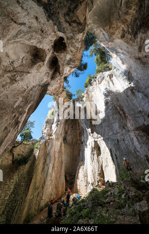 Klettern in einer Höhle in Finale Ligure, Italien Stockfoto