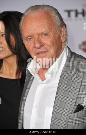 LOS ANGELES, Ca - 4. NOVEMBER 2013: Sir Anthony Hopkins an der US Premiere seines Films 'Thor: Die dunkle Welt" am El Capitan Theatre, Hollywood. Bild: Paul Smith/Featureflash Stockfoto