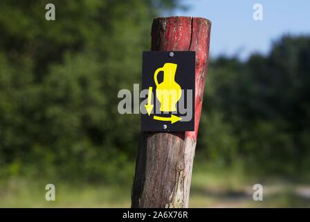 Verwirrende Zeichen mit Vase und zwei Pfeile Stockfoto